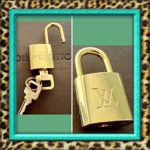 👑✅PRICE FIRM✅AUTHENTIC Louis Vuitton Gold Lock and Key Set #318